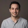 Portr&auml;tfoto eines 40-j&auml;hrigen deutschen Mannes mit kurzem schwarzem Haar und entspanntem L&auml;cheln - Vox Casino Spielerbewertung