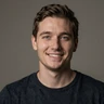 Portr&auml;tfoto eines 32-j&auml;hrigen deutschen Mannes mit kurzem braunen Haar und freundlichem L&auml;cheln - Vox Casino Spielerbewertung