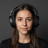 Portr&auml;tfoto einer 28-j&auml;hrigen deutschen Frau mit Gaming-Headset und langem dunkelbraunem Haar - Vox Casino Spielerbewertung